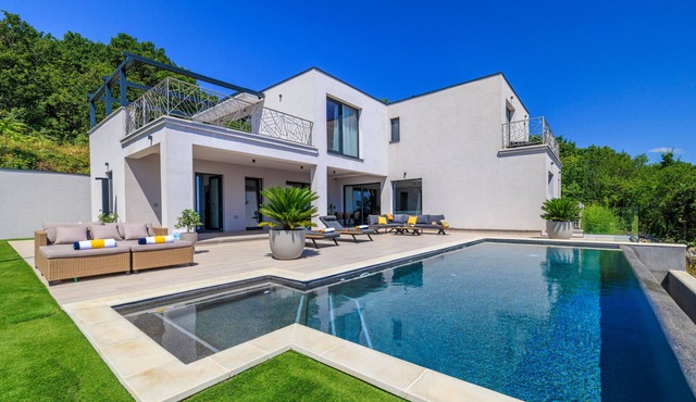 Villa Levant for 10 people near Opatija with jacuzzi & sea view