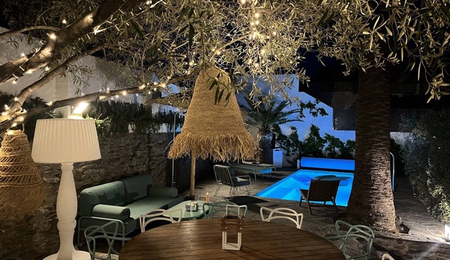 Villa like an oasis with Mediterranean garden and heated pool in Cadaqués