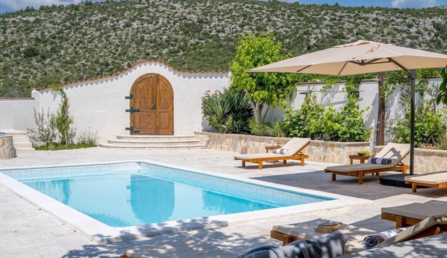 Villa Little Paradise with a private pool, 4 bedrooms, 2 living areas, 3km from the beach in Marina