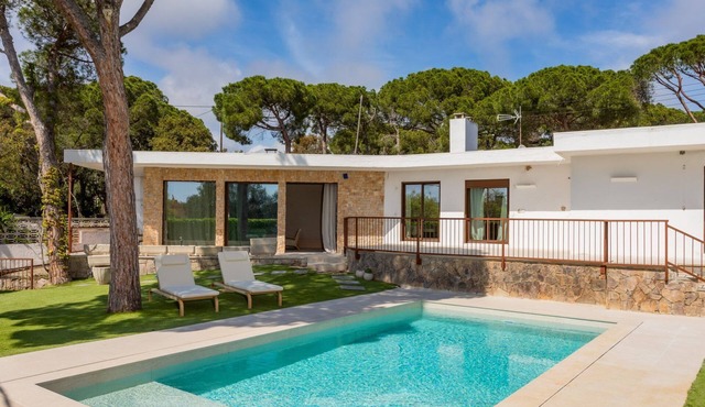 Villa Lliris - Four Bedroom Villa, Sleeps 10