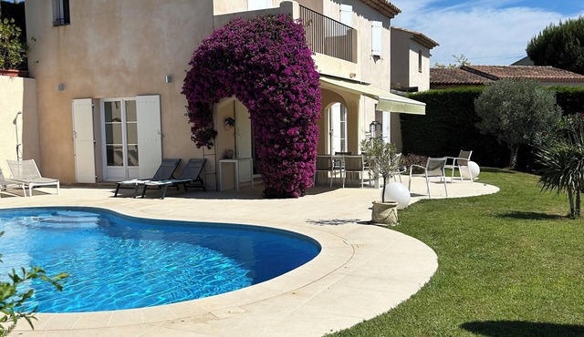Villa located in Cagnes-sur-Mer, Cote d’Azur. For 8 people, with a swimming pool