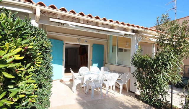 Villa located in secured residence "Les Marines", for 4 persons, terrace south exposed, the.