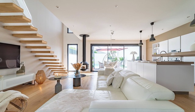 Villa Loft Victoria: Stunning Architect House with AC & Pool