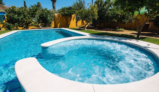 Villa Los Naranjos, oasis with jacuzzi 15 minutes from Seville
