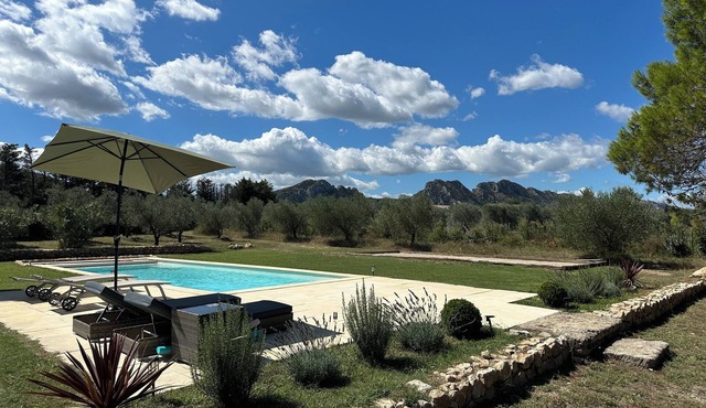 Villa Lou Cabanoun in Eygalières with view of the Alpilles mountains
