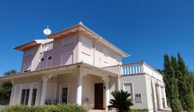 Villa Luca - Five Bedroom Villa with Outdoor Swimming Pool