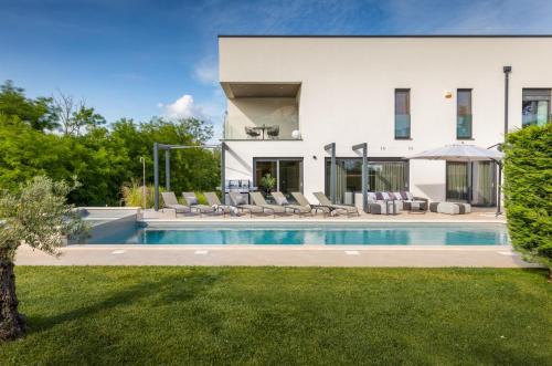 Villa Luce Verde by Villsy - with pool, sauna and jacuzzi