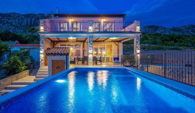 Villa Lucija - Croatia Place to Stay & Holiday Rentals with Pool