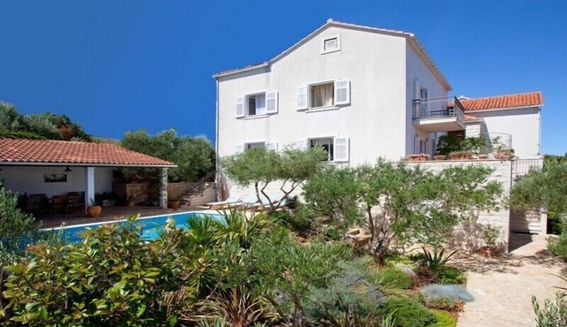 Villa Lukrecia in Supetar, private pool, garden, perfect for families