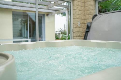 Villa lumineuse avec spa privé et terrasse idéale familles et groupes centre à 5 min