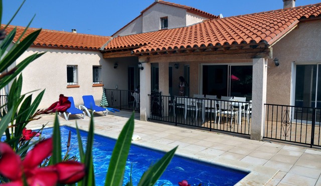 VILLA LUMINEUSE 14 pers-300m BEACH-MARINA-PISCINE-JACUZZI 6 bedrooms 5 bathrooms large kitchen