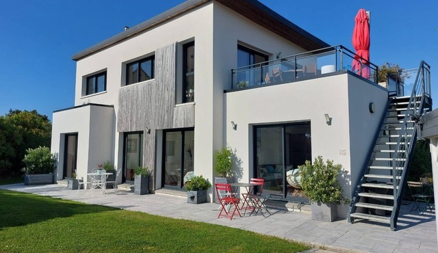 Villa 'Lumineuse Vue Mer 150m Plage' with Sea View, Private Terrace and Wi-Fi