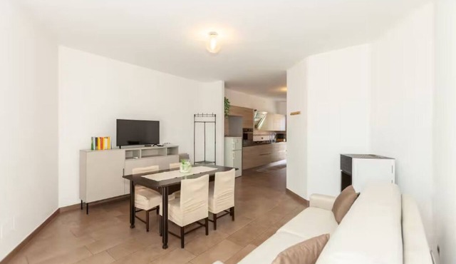 Villa luminosa con balcone e jacuzzi, zona Milano