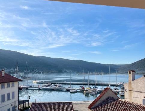 Villa Lungomare-Large Waterfront Apartment -Lungomare Promenade 6