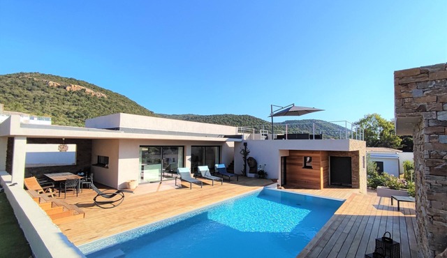 Villa Lutaquenmalou close to beaches heated swimming pool, terraces, rooftop