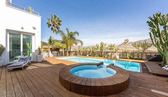 Villa 'Lux' with Sea Views, Wi-Fi and Air Conditioning