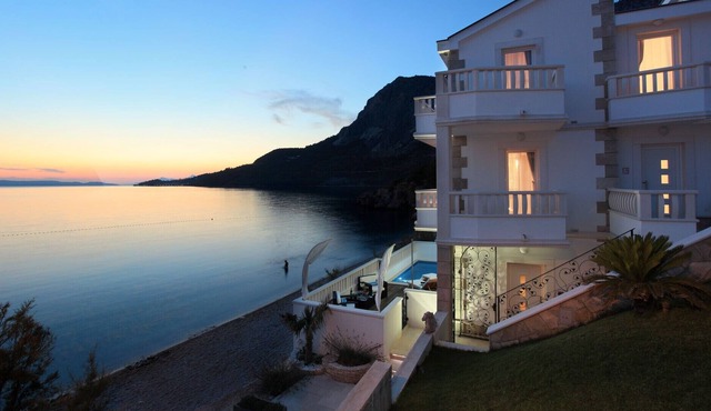 Villa Luxe Oceanview – A Stunning 5 Bedroom Villa – On the Seafront – Magnificent Sea Views