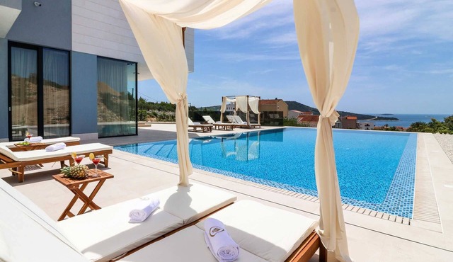 Villa Luxleon with Pool