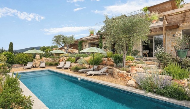 Villa Luxury and Relaxation: Swimming Pool, Sauna and Gym