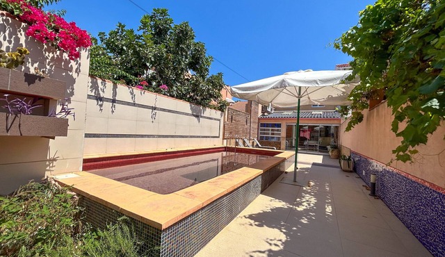 Villa Luz in front of Malvarrosa beach