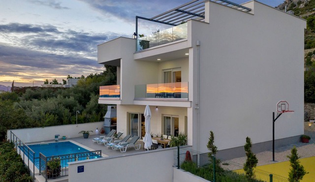 Villa M- surrounded by nature with heated pool & sport court