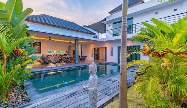 Villa Madona · Rice field view 3 BR villa Seminyak beachside