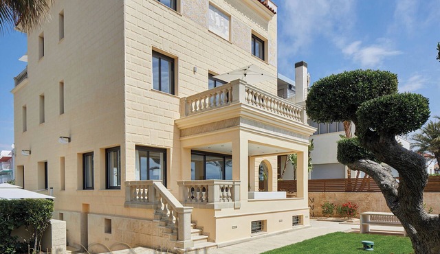 Villa Madonna Impressive maritime villa with private pool & garden from the center of Sitges