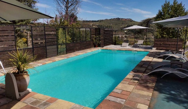 Villa Mahana with swimming pool, jacuzzi, wooded grounds 30 minutes from the beach!