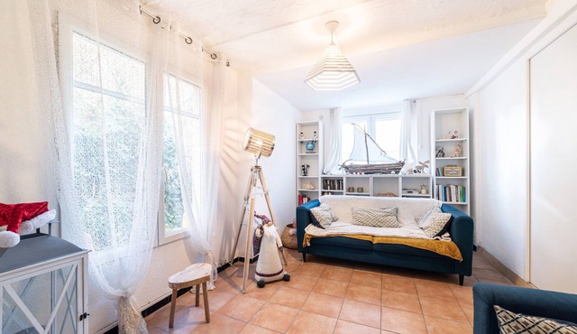 Villa 'Maison Type Canetoise' with Private Terrace, Wi-Fi and Air Conditioning