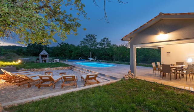 Villa Maja, short drive from the beach, pets welcome!