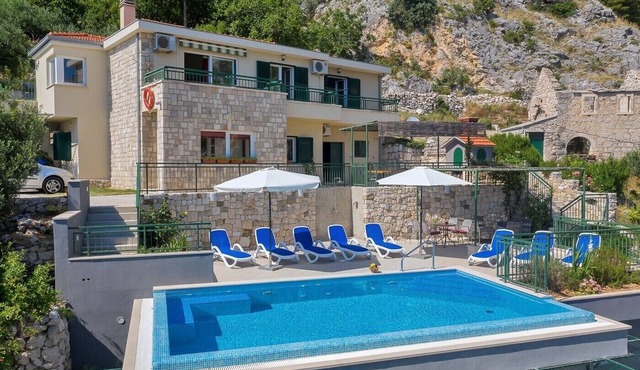 Villa Makar with infinity heated pool,gym,grill, 3 bedrooms,3 bathrooms