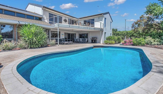 Villa Mala Summary: W