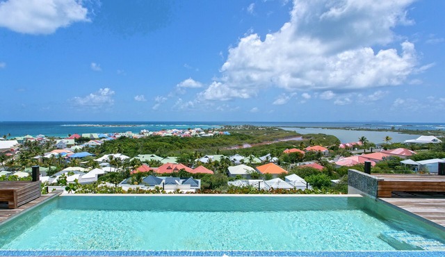 VILLA MANGO 4 BDnEnjoy breathtaking view on Orient Bay and walk to the beach .