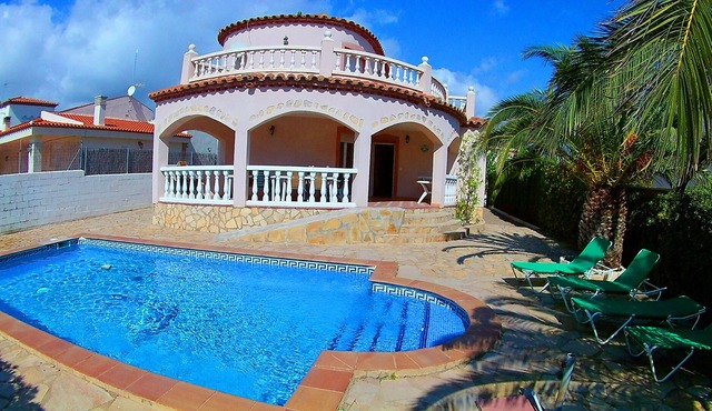 Villa Manuela with air conditioning and up to 12 people. Pool 10x5m.