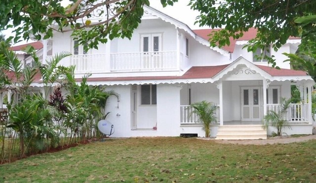 'Villa Maracuja': Sharming colonial style villa with tropical garden