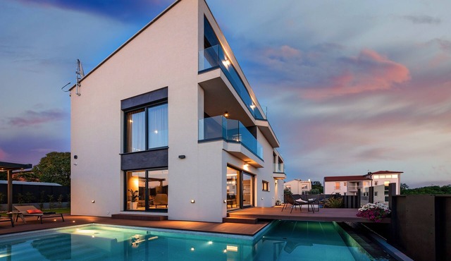Villa Mare Exclusive with infinity pool and fitness studio near the beach.