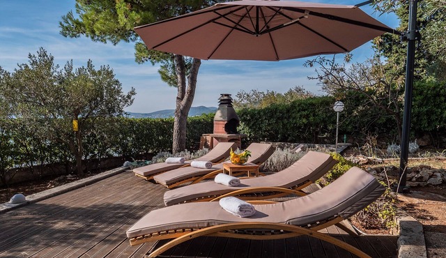 Villa Mare */Luxury holiday house on the beach in Vranjica (Trogir Riviera)