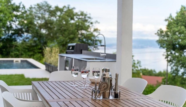 Villa Mare&Monti in Opatija, EV charger, Pool, Sea view, BBQ