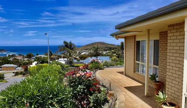 Villa Marie: 3 Bedrooms Family Friendly | Walk to the Beach + Sea View | Pets Welcome (Outdoors) | BBQ Patio |