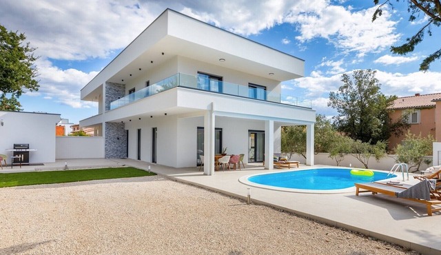 Villa Marija, Betiga
