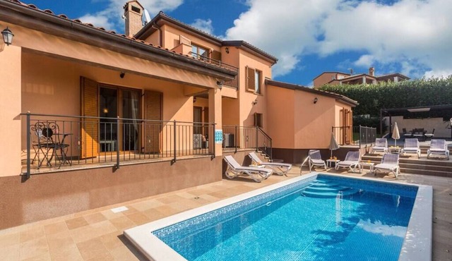 Villa Marina with pool, BBQ & parking near Poreč