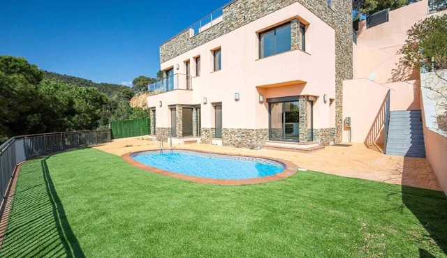 Villa Marina with Sea View, Pool & Wi-Fi