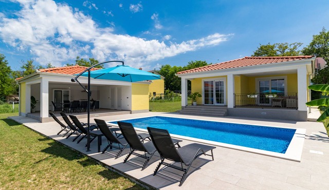Villa Mario with private heated saltwater pool family pet friendly