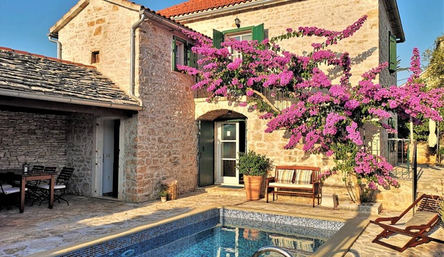 Villa Maruka: original 19th century stone villa by local hosts