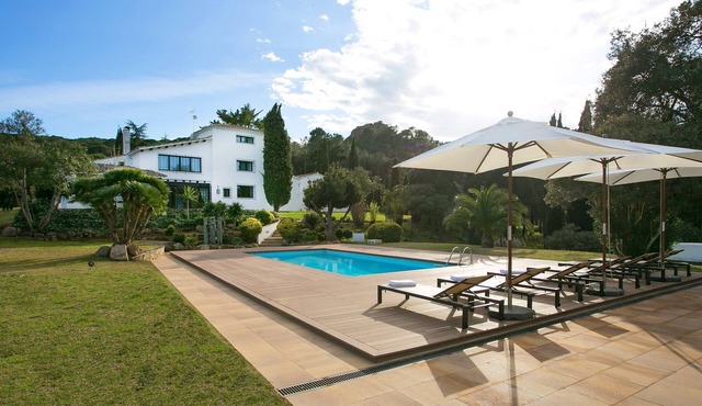 Villa 'Masia Roca Rodona' with Mountain Views, Wi-Fi and Air Conditioning