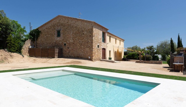 Villa 'Mas Tortós' with Mountain View, Private Garden and Barbecue