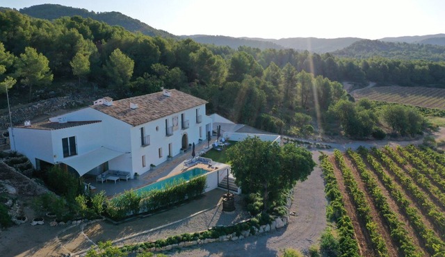 Villa Masia Capdet: Restored Villa 10 mins from Sitges in Vineyard