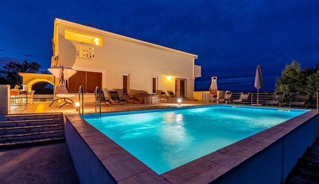 Villa Maslina - Four Bedroom Villa, Sleeps 9