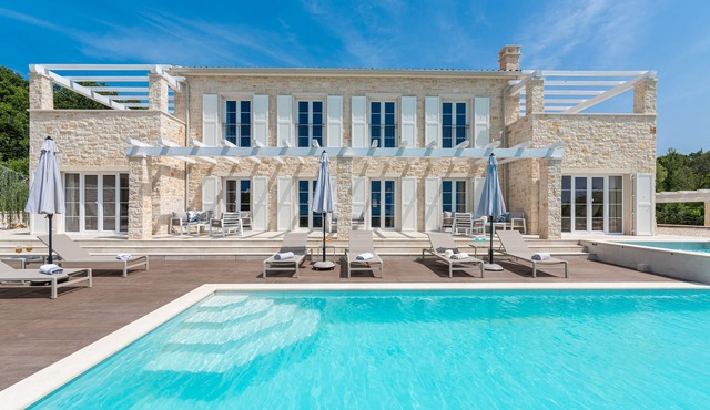 Villa Maxim with pool, jacuzzi and endless views over the vineyards to the sea