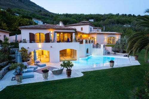 Villa Maxima/5*+ with Gym/Spa/Wine/Photostudio